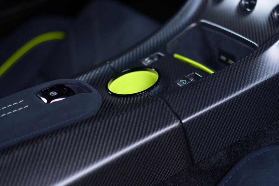 Детали интерьера Aston Martin Rapide AMR 2017 года  (фото 31 из 32)